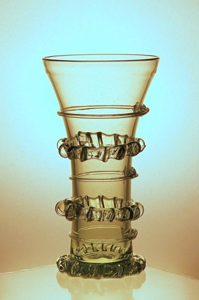 Gotický pohár se štípanou nití
